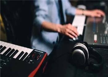 مشقات پشت پرده آهنگسازی در سینما و تئاتر/ از تصرف موسیقی فیلم توسط گروه خاص تا ذبح استعدادها به دلیل کمبود بودجه