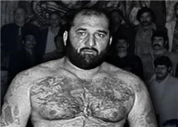 سفر در زمان؛ قابی کمتر دیدهشده از کبادهکشی «شعبان جعفری» در یک مراسم؛ سال 49